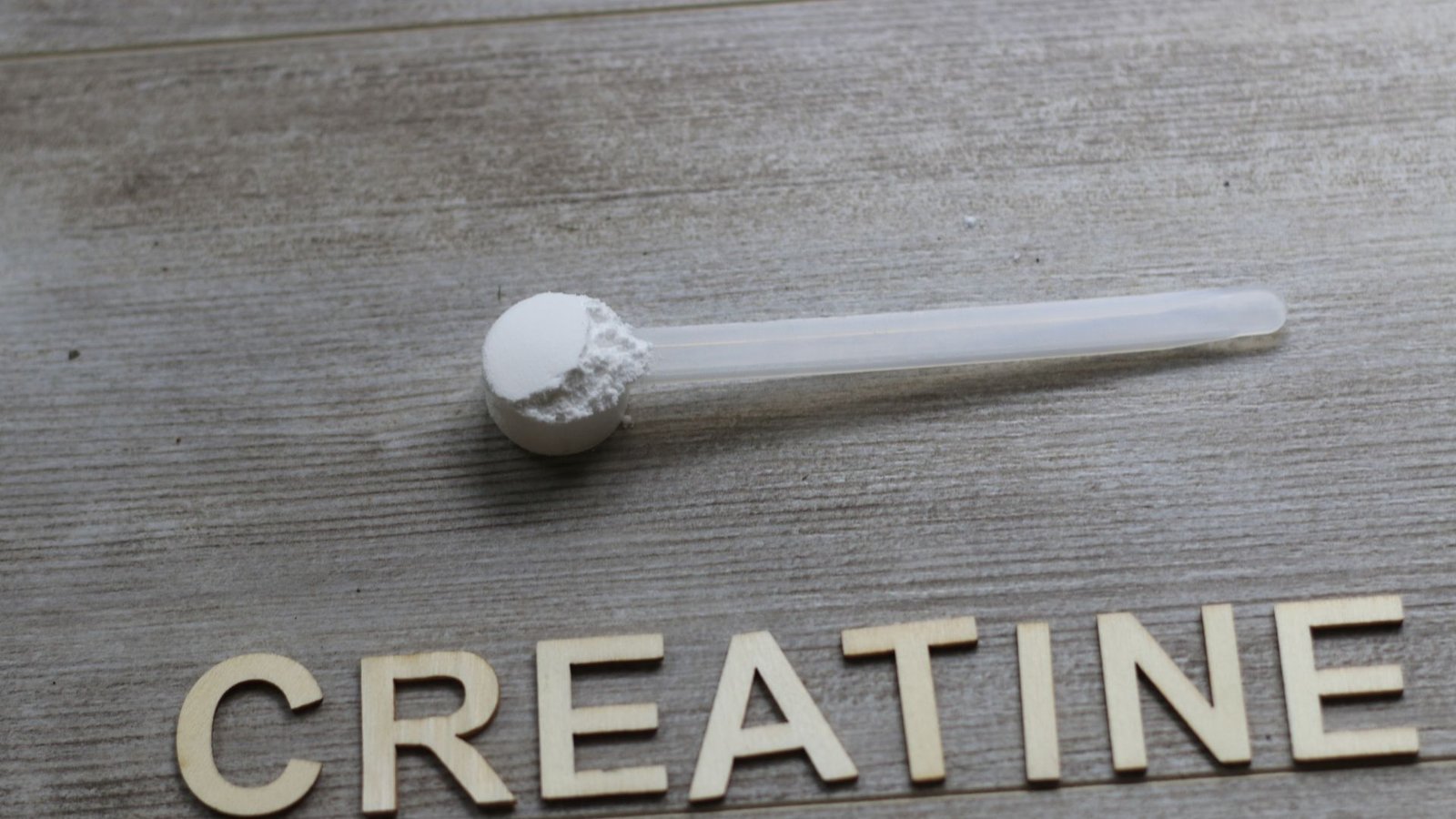 CREATINA: O GUIA DEFINITIVO PARA HIPERTROFIA (DOSE, HORÁRIO E MITOS)